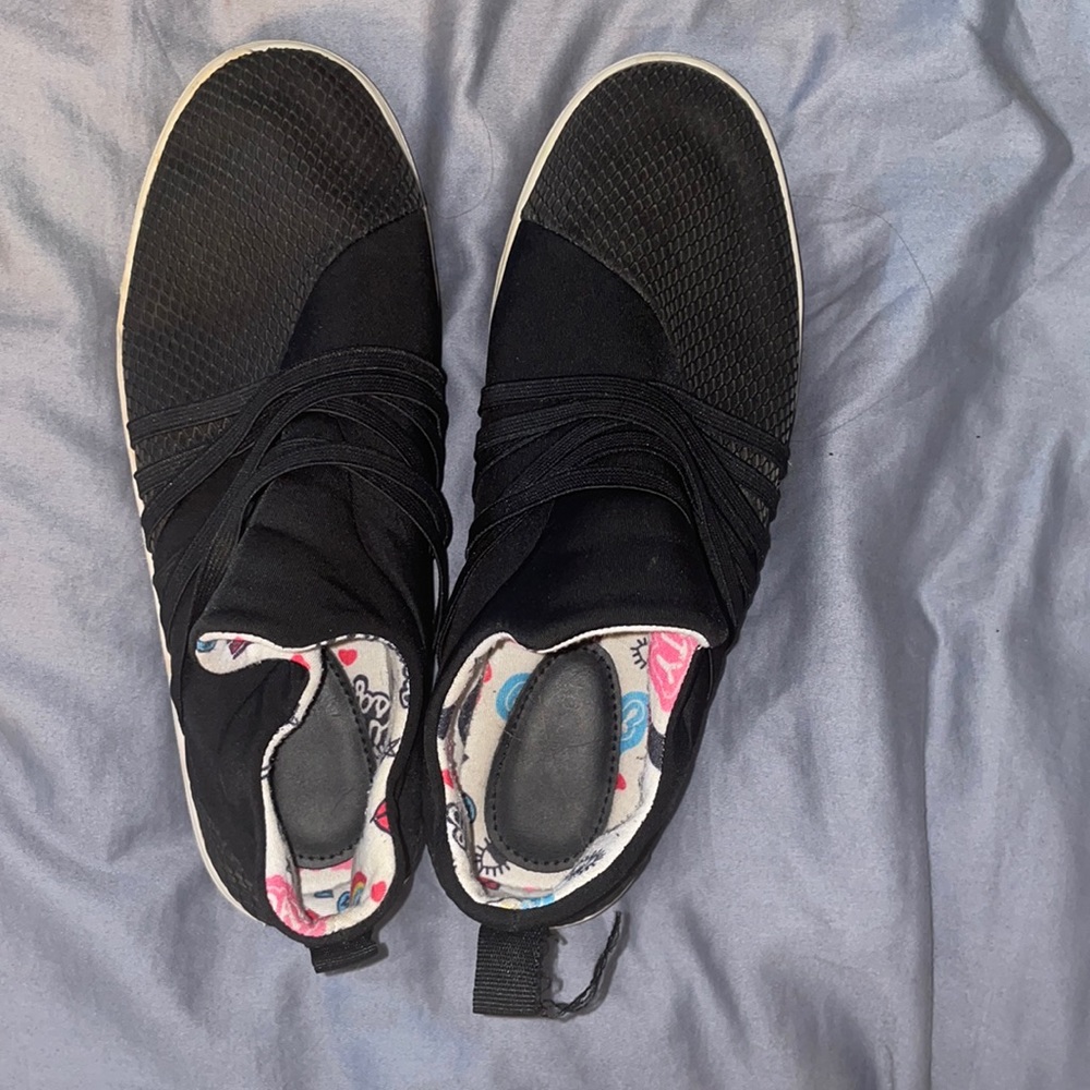 Womens/kids size 5 slip on sneaker/ shoe BLACK